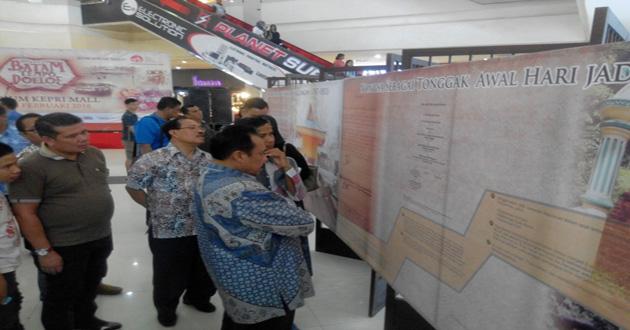 18Dahlan Saksikan pameran.jpg